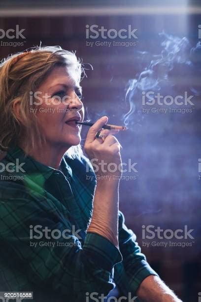 고위 여자 담배 흡연 담배에 대한 스톡 사진 및 기타 이미지 담배 노인 한 명의 여자만 Istock