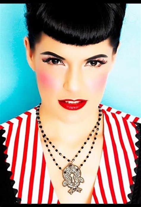 Find the best vintage hairstyles, vintage hairstyling video tutorials, and amazing vintage vintage hairstyles are becoming more popular and will continue to be a hairstyling obsession for years to come. vintage hair, rounded short bangs | Vintage frisuren