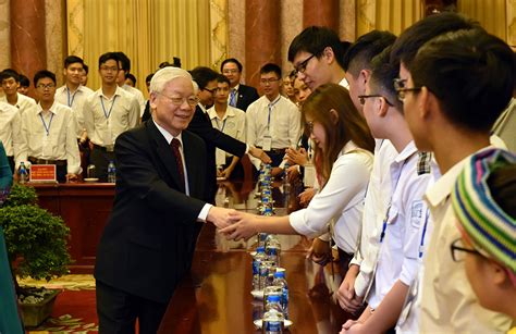 Vào ngày 31 tháng 1 năm 2021, nguyễn phú trọng đã chính thức tái đắc cử tổng bí thư ban chấp hành trung ương đảng cộng sản việt nam nhiệm kì thứ ba liên tiếp tại đại hội đại biểu toàn quốc lần thứ xiii đảng cộng sản việt nam. 'Chúng con chúc mừng bác Nguyễn Phú Trọng tái đắc cử Tổng ...