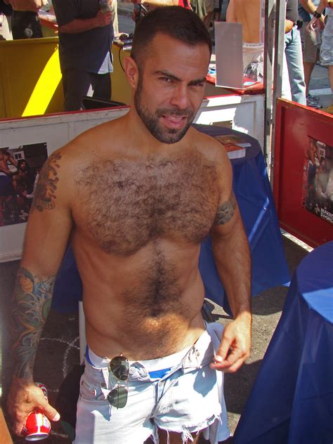 Tras 17 años viviendo en su ciudad natal y de que su adolescencia transcurriera en medio del estudio y el servicio militar. Steve Cruz (actor) - Wikiwand