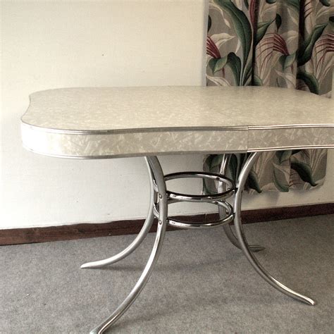 Here is a vintage 1950s porcelain kitchen table in very good to excellent condition. Vintage 1950's Formica and Chrome Kitchen Table