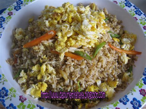 2 bungkus indomie goreng, 2 butir telur, 1/4 buah kubis, iris, 5 sdm minyak, untuk menumis, secukupnya air. Dari Dapur Yati Yahaya: NASI GORENG CAMPAK2