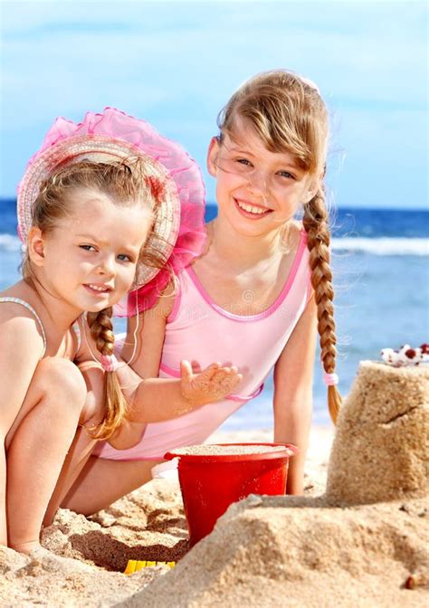 Entzückende Kleine Mädchen Am Strand Während Des Sommers Stockbild Bild Von Gläser Lebensstil