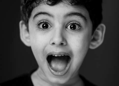 Las emociones son estados internos que generan cambios físicos tanto a nivel interno, cambios además de generar cambios en nosotros mismos, las emociones tienen consecuencias externas. Emociones universales: La Sorpresa Ι Sinergología®