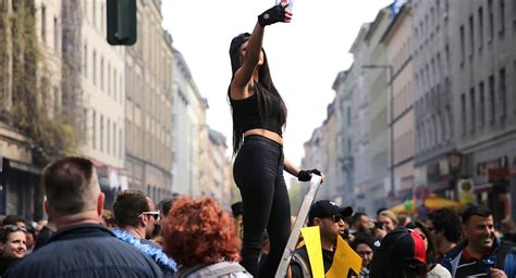 Bei der sogenannten revolutionären 1. 1. Mai-Demo in Berlin - Video - Sputnik Deutschland