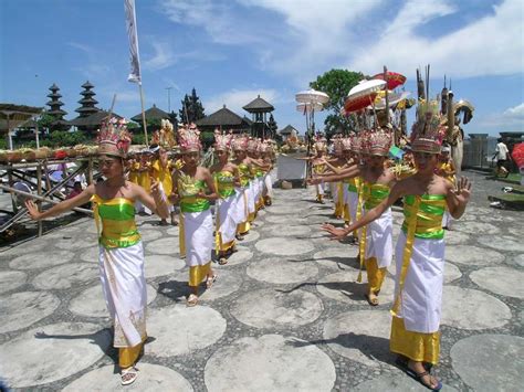 Tari Rejang Warisan Bali Kuno Simbol Keindahan Dan Kesucian