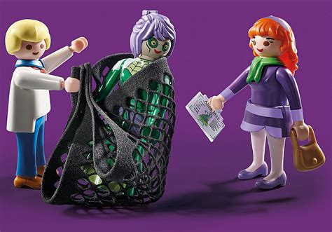 Scooby is brown from head to toe with several distinctive black spots on his upper body. SCOOBY-DOO! Histoires au Cimetière - 70362 - PLAYMOBIL® Canada
