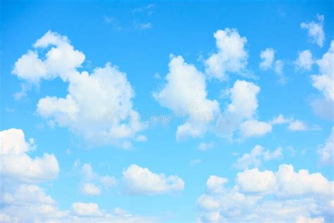 Cielo Azul Claro Con Hermosas Nubes Blancas Imagen De Archivo Imagen