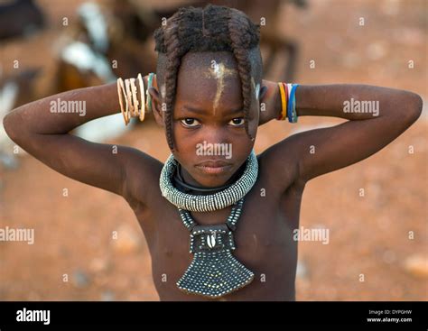 Himba Mädchen Mit Ethnischen Frisur Epupa Namibia Stockfoto Bild