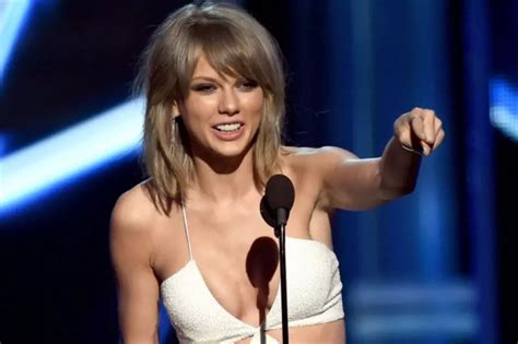 Taylor Swift Hikes Backwards To Avoid Paparazzi