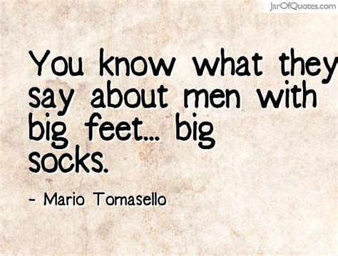 Mi fanno sembrare le mani grandi, sai cosa dicono della mani grandi. You know what they say about men with big feet... big ...