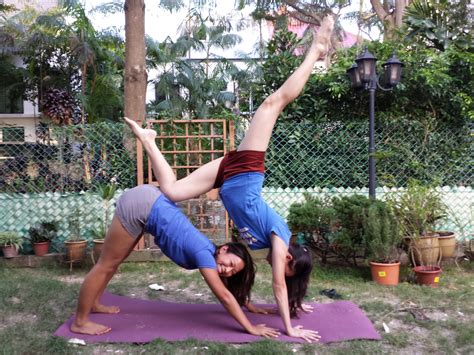 It's beneficial to deepen relationships, reduce stress, and boost confidence. 2 Person Yoga Poses Easy For Kids : Well, That's AcroYoga.. (25 Photos) / Ten yoga poses that ...