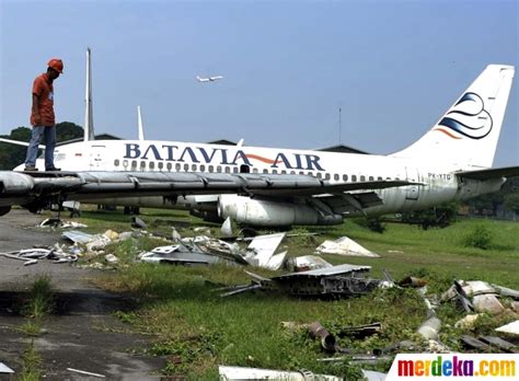 Foto tersebut diambil dari belakang. Foto : Mengintip pemotongan bangkai pesawat di Bandara Soekarno-Hatta| merdeka.com