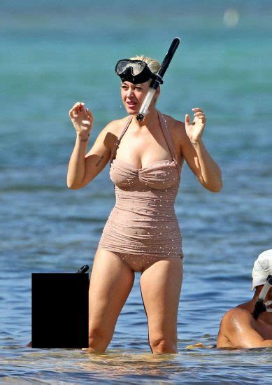 Katy Perry Wore Granny Swimsuit In Hawaii Scandal Planet