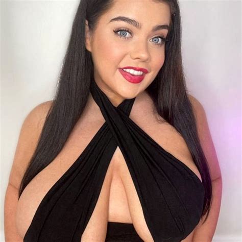 Woman With Two Different Size Boobs Learns To Embrace Them News Com