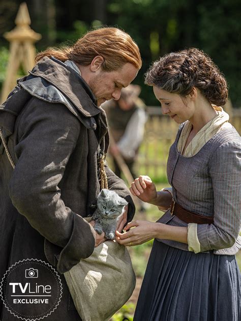 [photos] ‘outlander’ Season 5 Jamie Claire And Adso The Cat Tvline Outlander Tv Outlander