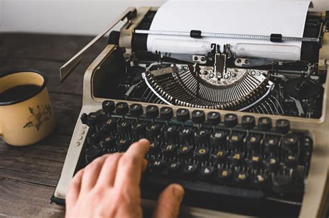 Hombre Escritor Escribiendo En Una Vieja Máquina De Escribir Concepto