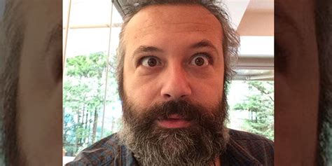 İzmir'de karşıyaka aydoğdu ilkokulu ve sonrasında eşref paşa lisesi'nden mezun oldu. Aşağılık müptezel! Levent Üzümcü, ölen imamla dalga geçti ...