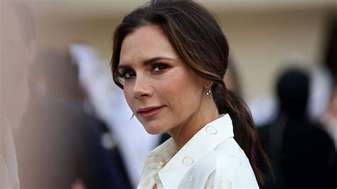 victoria beckham pulls insane yoga pose after breaking no carbs rule hello