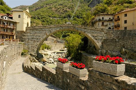 Saint marin est une très petite république de près de 10km de diamètre. Pont Saint-Martin (Italie) - Wikiwand
