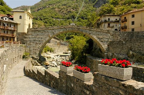 San marino ou serenissima repubblica di san marino ou repubblica di san marino). Pont Saint-Martin (Italie) - Wikiwand