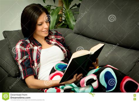 jolie lecture de fille de brune sur le sofa image stock image du bonheur vivre 79301623