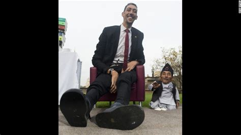 World S Tallest Man Meets World S Shortest Man Cnn