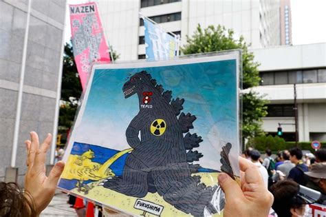 Foto Bawa Poster Godzilla Demonstran Protes Pembuangan Air Reaktor