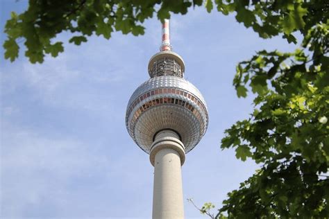 Fernsehturm in Berlin Sehenswürdigkeiten Infos Bilder Anfahrt