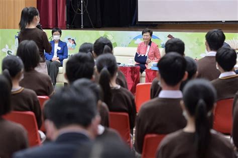 林鄭向中小學送贈2021施政報告資料冊 助學生更好掌握香港未來 觀點匯聚 香港再出發大聯盟 官方網站