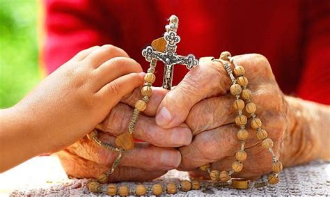 Bedevaart Praying The Rosary Holy Rosary Christian Missionary