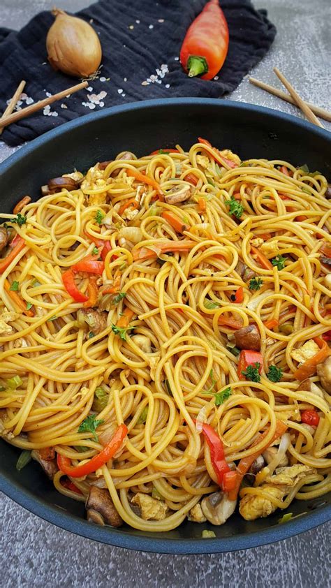Asia Nudelpfanne mit Gemüse und Hähnchen