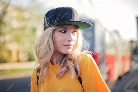 Premium Photo Pretty Blonde Girl Wearing A Baseball Hat