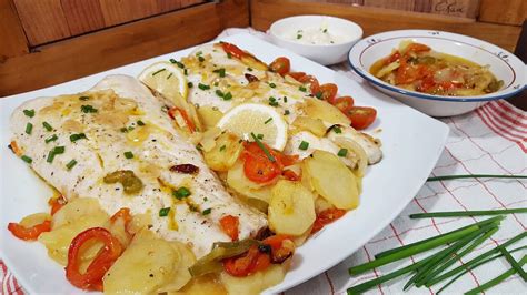 Merluza al horno con patatas y pimentos | La cocina de Masito