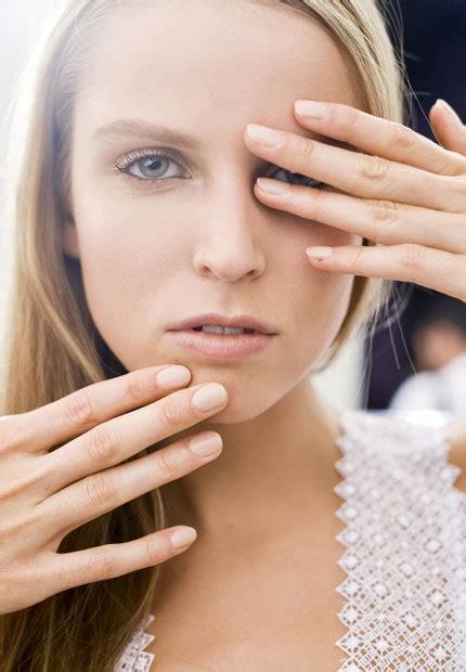 La guía para llevar el color nude en tus uñas Glamour