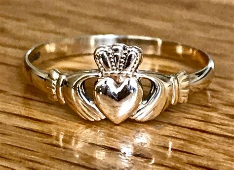 stunning-vintage-9ct-gold-claddagh-ring-made-in-ireland