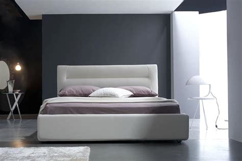 Il letto matrimoniale con contenitore è un letto moderno e può essere realizzato in diversi materiali: Letto con box, rivestimento in ecopelle | IDFdesign