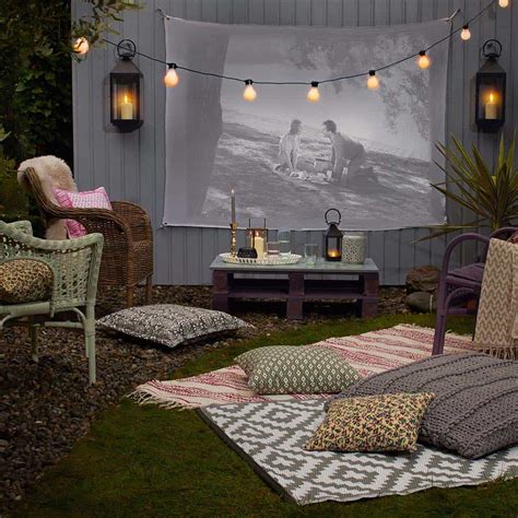 Whether you would like to have your own theatre in your backyard or you would like your own movie in the pool, the 12' x7' screen and 16' x 9' screens are perfect for your next party. 20+ Cool backyard movie theaters for outdoor entertaining