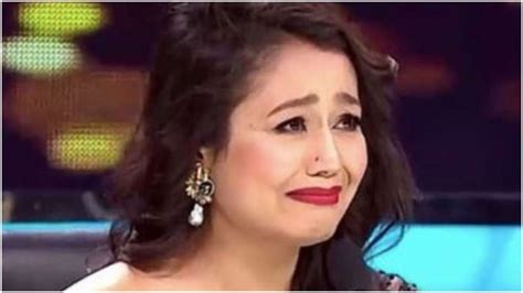 Neha Kakkar Gives Rs 2 Lakh To Needy Musician In Indian Idol 11 India Tv