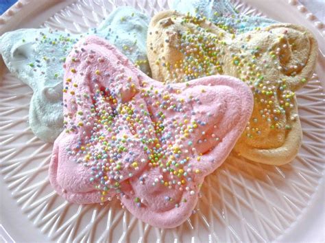 Place in a piping bag fitted with a small star tip and pipe stars around the edge of the cookies. Austrian Meringue Cookies - Chocolate Hazelnut Meringue ...