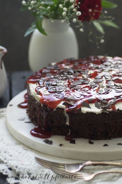 Saftiger und einfacher Schokoladen- Kirsch - Kuchen im Schwarzwälder-Style