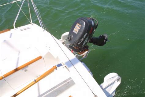 Outboard On A Sailboat Propulsion Adapted To Light Weights