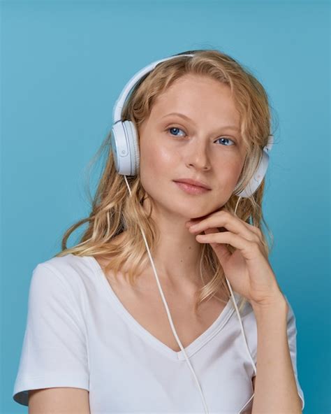 Premium Photo Closeup Portrait Of Young Woman Listening Music Via