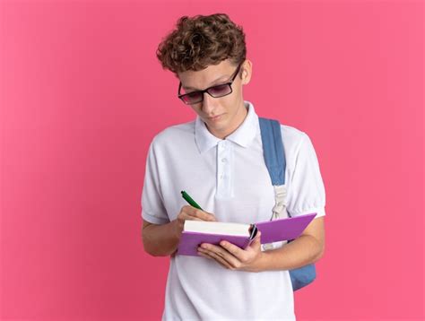 Aluno Com Roupas Casuais Usando óculos Com Mochila Segurando Um Caderno