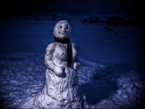 17 Creepy Af Snowmen Thatll Ruin Winter For You A Little Bit Creepy