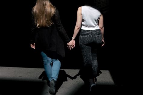 Ein Lesbisches Paar Soll Aus Einem Einkaufszentrum Geschmissen Worden Sein Weil Es Sich Geküsst