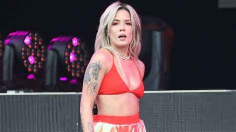 halsey s boob fell out after a wardrobe malfunction stylecaster