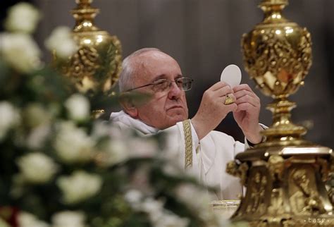 František při pokusu poutníků o políbení prstenu opakovaně uhnul rukou. Pápež František odslúžil svoju prvú vianočnú omšu