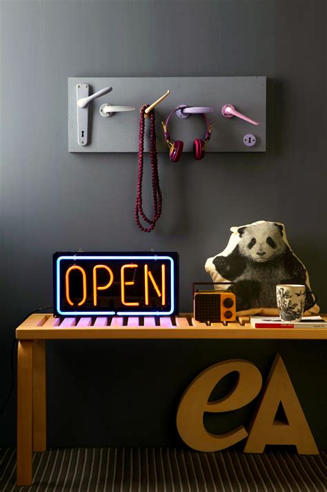 Un appendiabiti permette di personalizzare angoli della casa altrimenti anonimi e, allo stesso tempo, di tenere in ordine abiti o accessori. Idee originali per realizzare gli appendiabiti - La Figurina