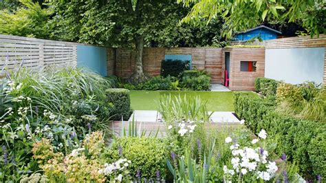 Alan Titchmarshs Small Garden Design Tips Create The Illusion Of Space